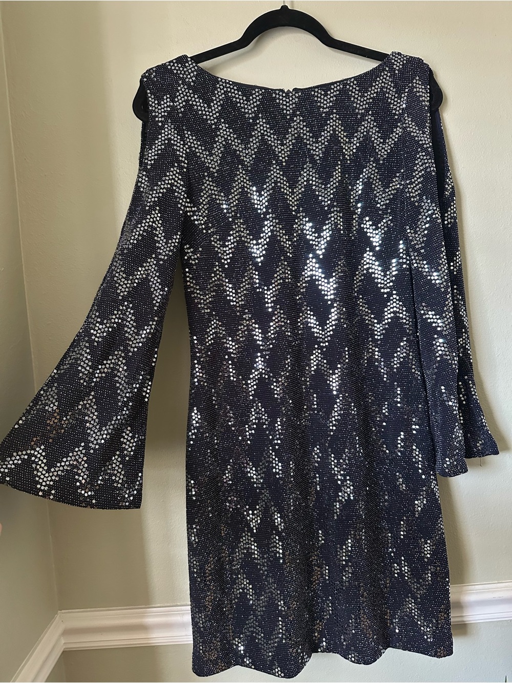Jessica Howard Sz 6 Navy Silver Sequin Cold Shoulder Bell Sleeve Cocktail Dress